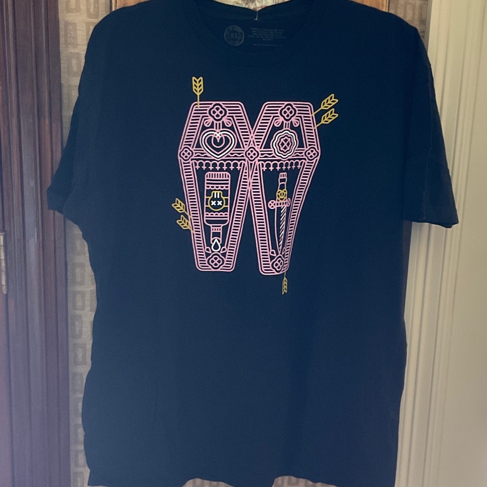 Wonderful Book T, “Romeo and Juliet”.  This design is amazing!  Men’s XL, mint.